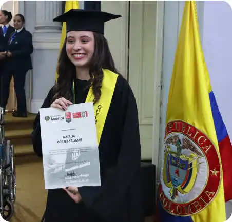 Egresada del programa de Economía de la Universidad de América recibiendo su diploma en ceremonia de grado en Bogotá