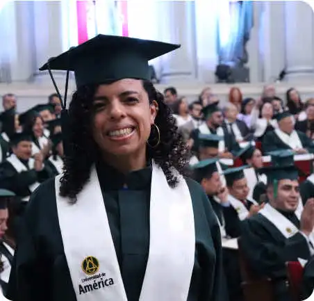 Egresada del programa de Negocios Internacionales de la Universidad de América en ceremonia de grado