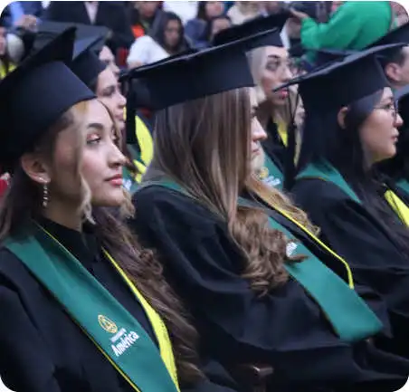Egresadas de Ingeniería en Energías de la Universidad de América en ceremonia de grado