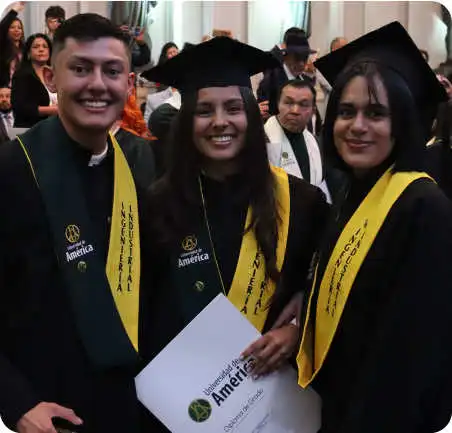Egresados de Ingeniería Industrial de la Universidad de América celebrando su grado