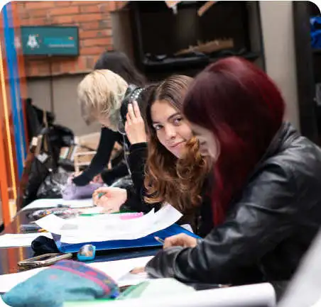 Estudiantes de Arquitectura de la Universidad de América trabajando en proyectos académicos