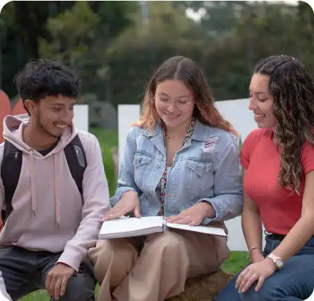 Estudiantes de Economía de la Universidad de América compartiendo conocimientos en el campus