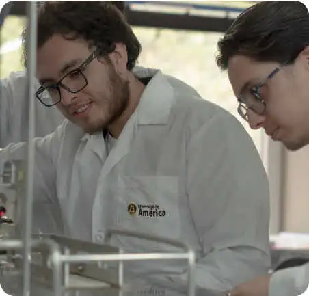 Estudiantes de Ingeniería en Energías de la Universidad de América realizando prácticas en laboratorio