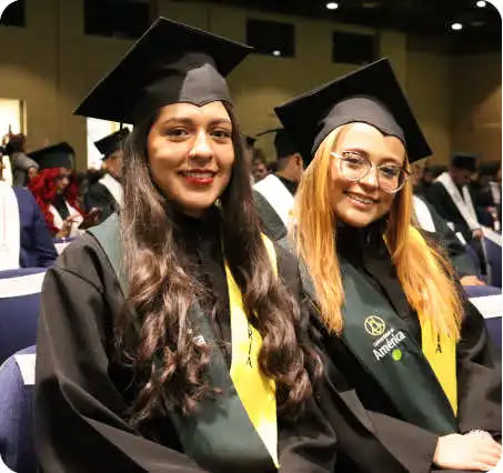 Egresadas de Ingeniería de Petróleos de la Universidad de América en ceremonia de graduación.