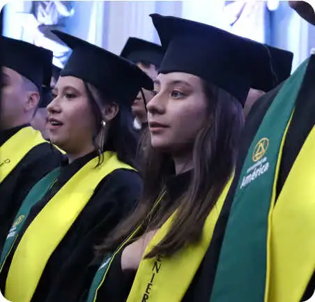 Estudiantes de Arquitectura de la Universidad de América en ceremonia de grado con toga y birrete