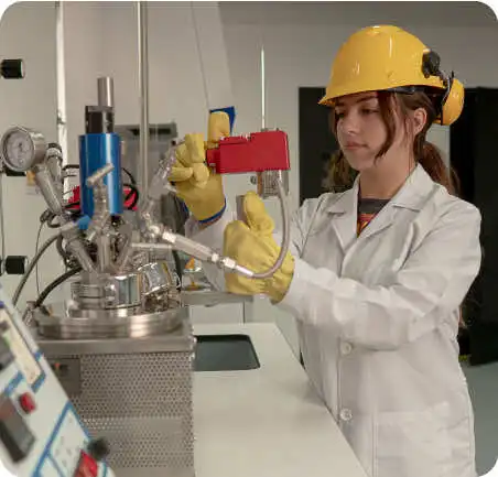 Estudiante de Ingeniería de Petróleos en la Universidad de América realizando prácticas en laboratorio con equipos especializados