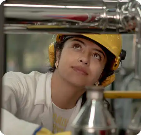 Estudiante de pregrados en la Universidad de América participando en prácticas de ingeniería con equipo especializado