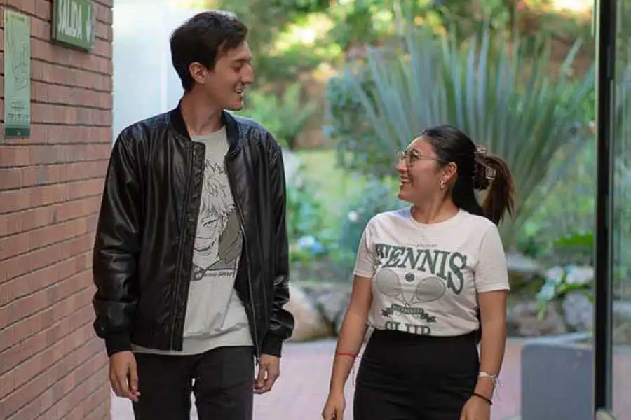 Estudiantes de la Universidad de América conversando en espacios de acompañamiento psicológico y bienestar.