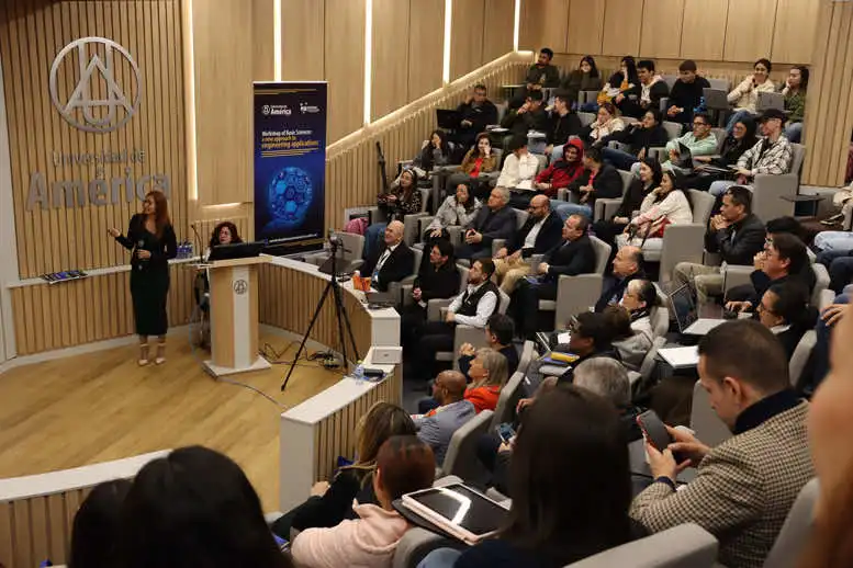 Conferencia académica en la Universidad de América sobre proyectos de investigación e innovación.