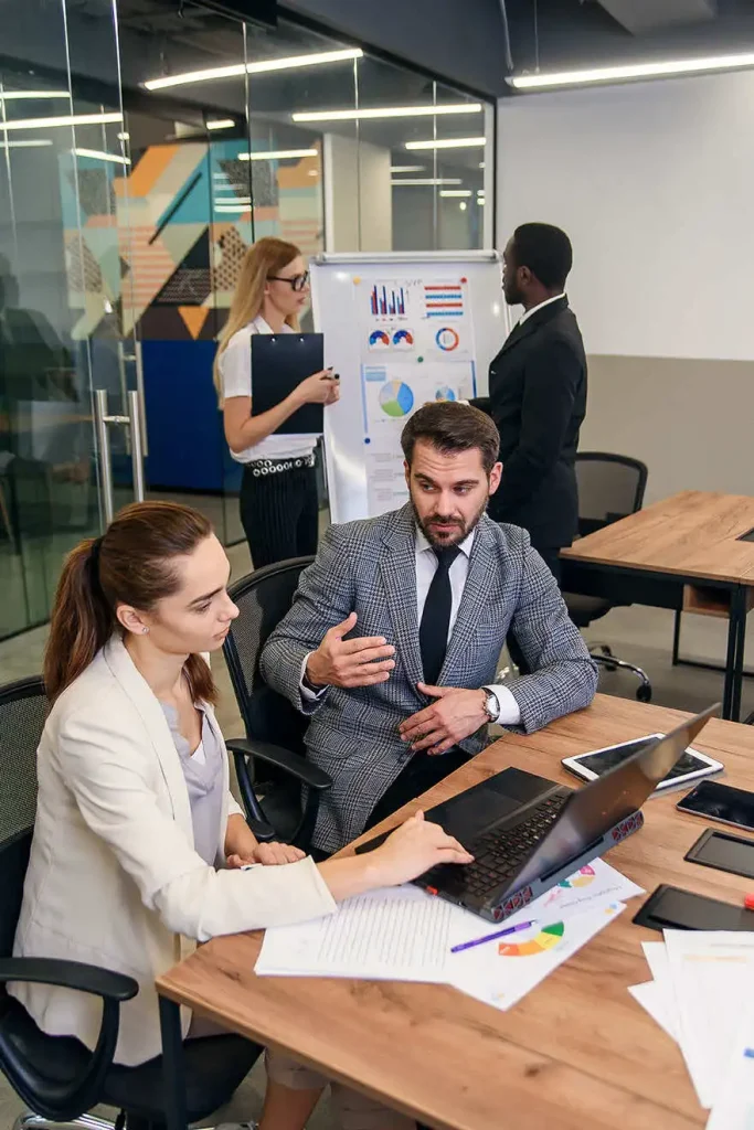 Profesionales analizando datos y estrategias en la Especialización en Gerencia de Empresas de la Universidad de América
