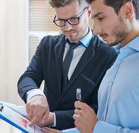 Profesionales revisando indicadores y resultados en la Especialización en Gerencia de Empresas de la Universidad de América