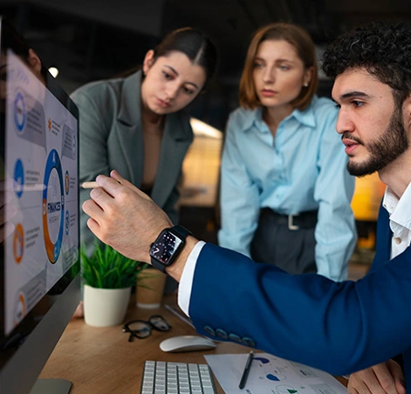 Equipo de trabajo aplicando inteligencia de negocios en la Especialización en Gerencia de Empresas de la Universidad de América
