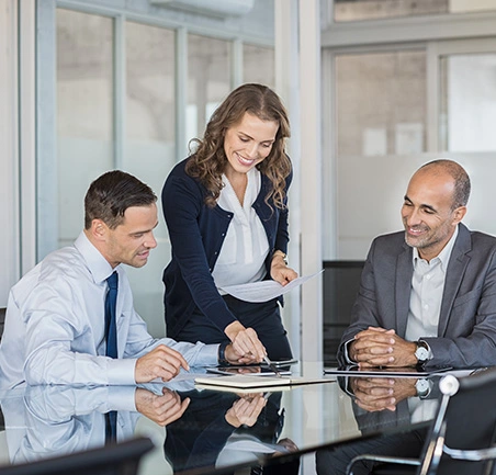 Ejecutivos en reunión estratégica como parte de la Especialización en Gerencia de Empresas de la Universidad de América