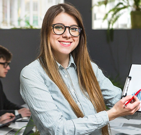 Profesional presentando resultados de gestión en la Especialización en Gerencia de Empresas de la Universidad de América