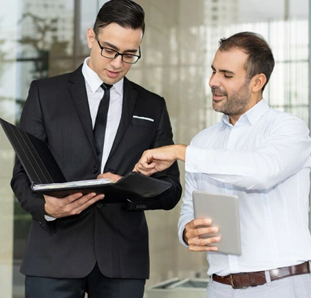 Ejecutivos revisando documentación de calidad en la Especialización en Gerencia de la Calidad de la Universidad de América