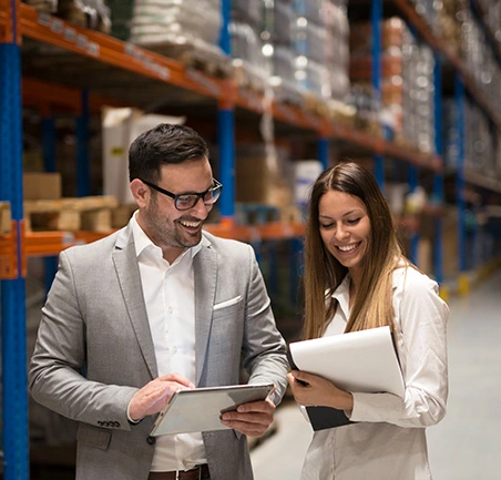 Profesionales supervisando procesos logísticos en la Especialización en Gerencia de la Calidad de la Universidad de América