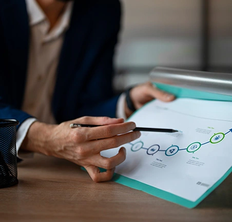 Profesional señalando diagrama de procesos en la Especialización en Gerencia de la Calidad de la Universidad de América