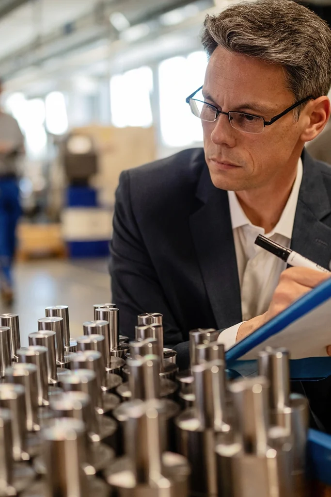 Profesional evaluando piezas industriales en la Especialización en Gerencia de la Calidad de la Universidad de América