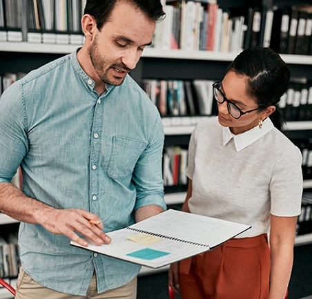 Profesionales revisando documentación de proyectos en la Especialización en Gerencia de Proyectos de la Universidad de América