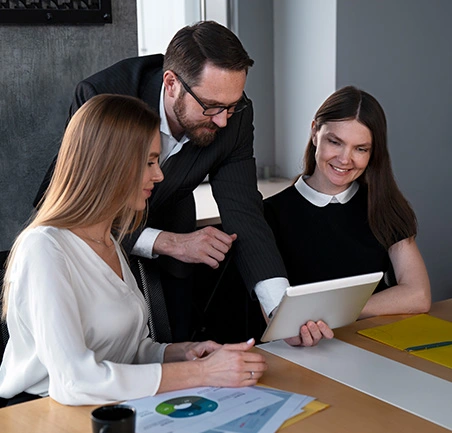 Profesionales trabajando en equipo en la Especialización en Gerencia del Talento Humano de la Universidad de América
