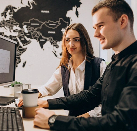 Profesionales analizando gráficos en la Especialización en Negocios Internacionales e Integración Económica de la Universidad de América