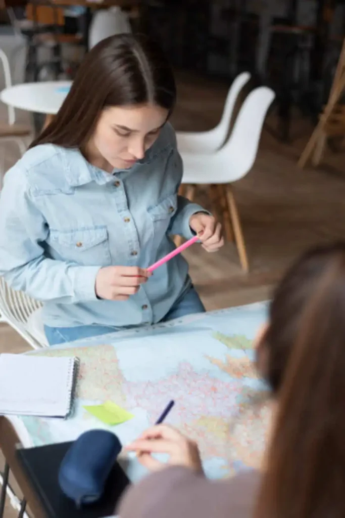 Estudiante analizando un mapa como parte de la Especialización en Planeación Territorial de la Universidad de América