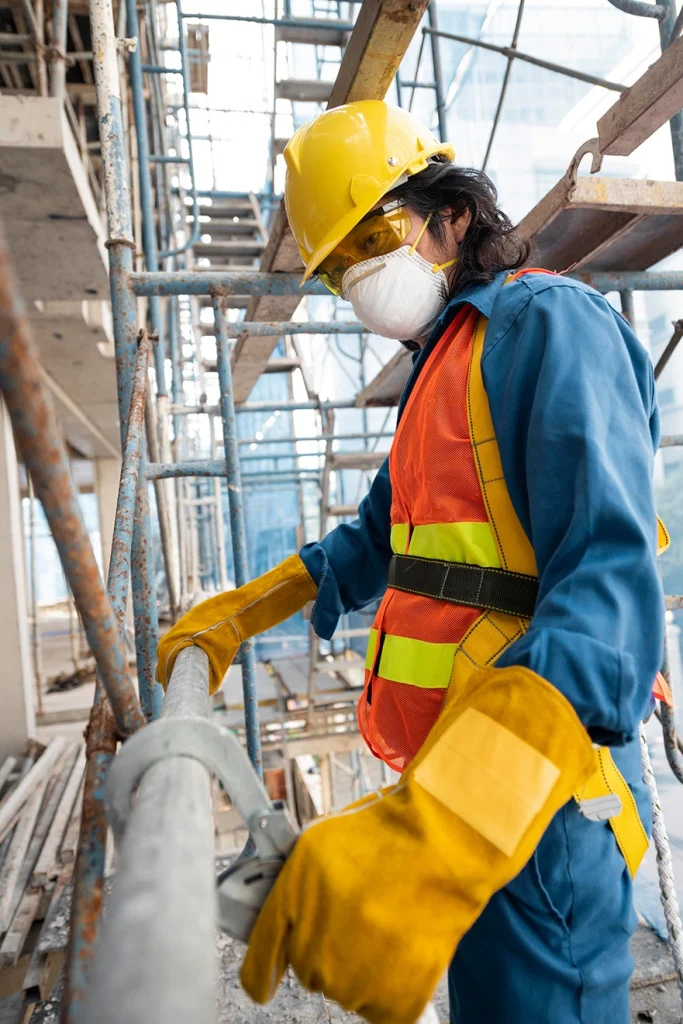 Trabajador en obra con equipo de protección en la Especialización en Gestión de la Seguridad y Salud en el Trabajo de la Universidad de América