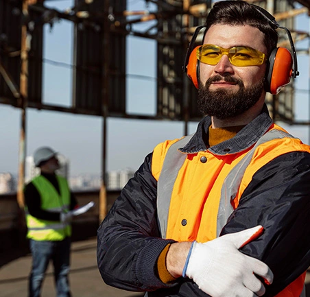 Trabajador con elementos de protección industrial en la Especialización en Gestión de la Seguridad y Salud en el Trabajo de la Universidad de América