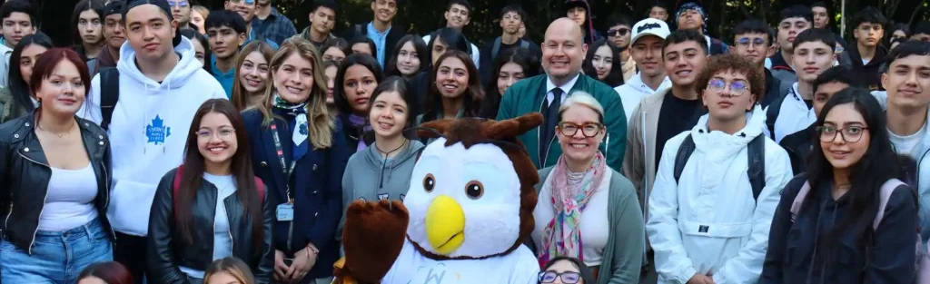 Grupo de estudiantes y personal de la Universidad de América reunidos en campus, simbolizando acceso a servicios en línea.