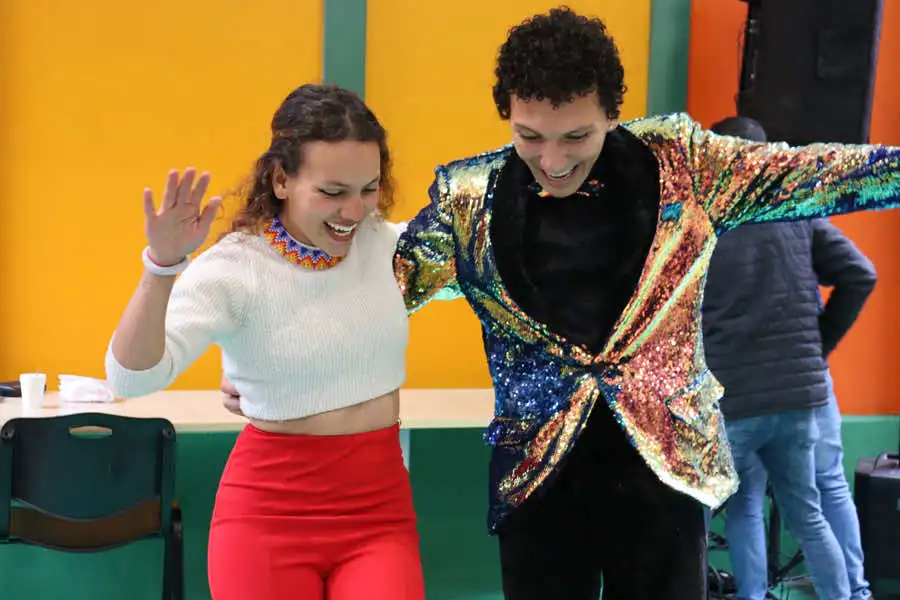 Estudiantes de la Universidad de América disfrutando de actividades culturales y artísticas en el Bienestar Institucional.