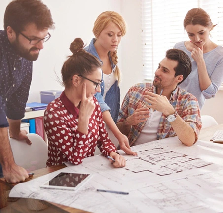 Especialistas analizan planos y mapas urbanos para proyectos de planeación territorial.