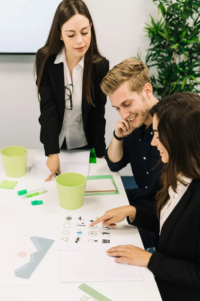 Profesionales analizan proyectos de sostenibilidad ambiental e innovación ecológica.