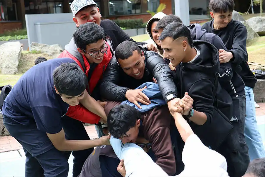 Estudiantes de la Universidad de América participando en actividades de integración organizadas por el Bienestar Institucional.