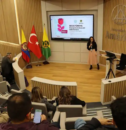 Banderas internacionales representando cooperación académica global en la Universidad de América.