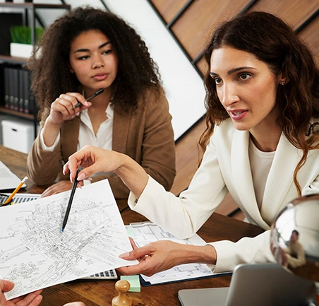 Grupo de profesionales revisa planos y estrategias de desarrollo urbano sostenible.