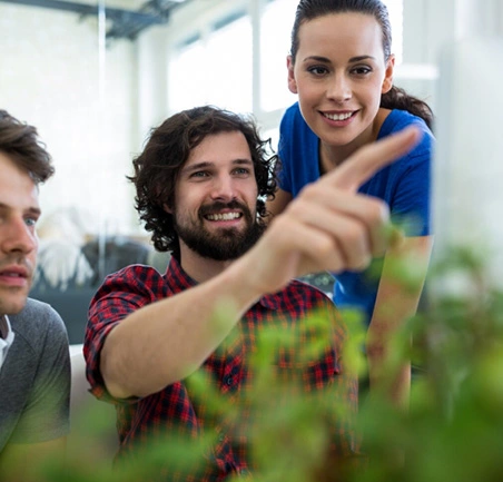 Equipo de trabajo planificando estrategias de sostenibilidad ambiental en oficina.