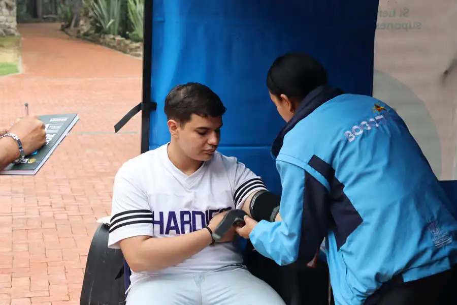 Atención médica a estudiante en el servicio de salud del Bienestar Institucional de la Universidad de América.