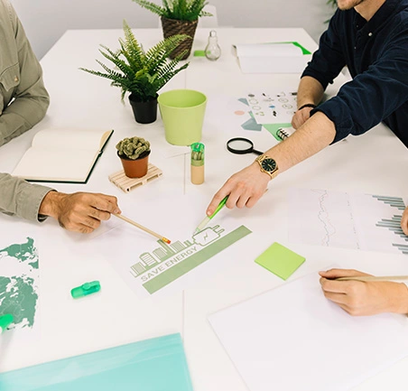 Profesional desarrolla modelo de energía sostenible en entorno ecológico.