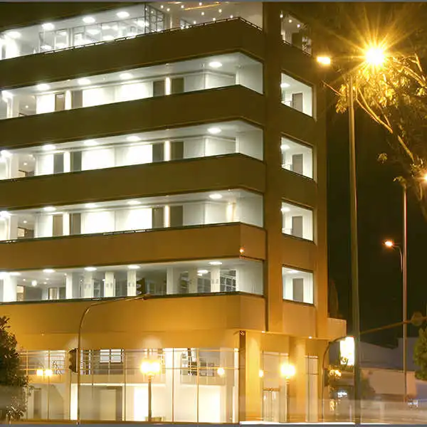 Edificio de la Universidad de América iluminado de noche en Bogotá.