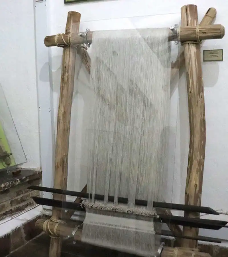 telar artesanal tradicional exhibido en el Museo de Trajes