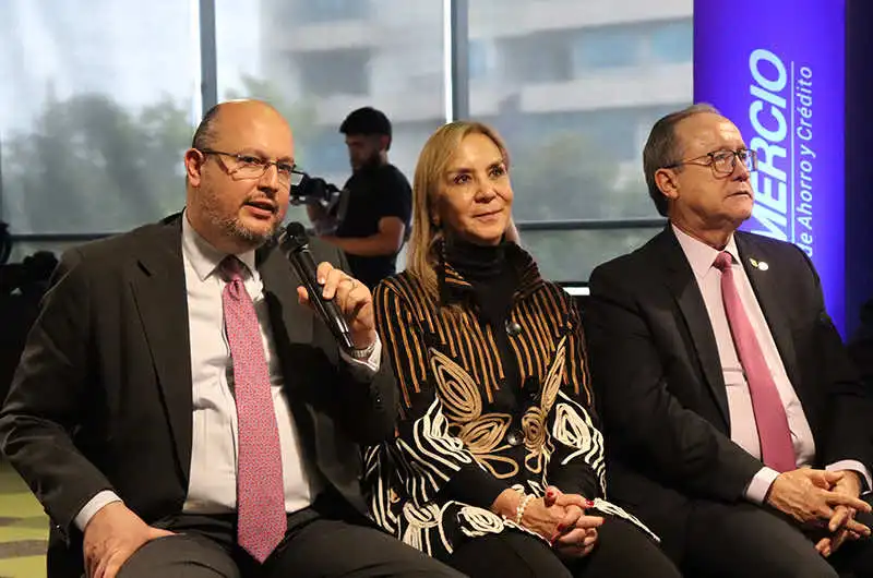 Alianza para la educación en la Universidad de América durante evento institucional