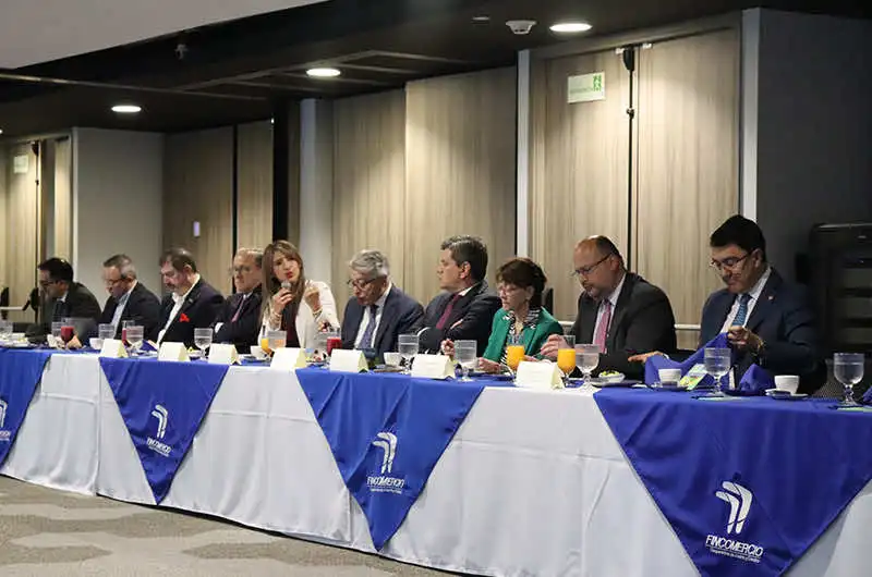 Reunión de directivos en la mesa de trabajo de la Alianza para la educación en la Universidad de América