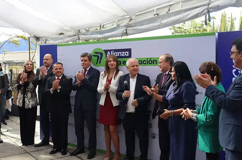 Directivos en el evento de la Alianza para la educación en la Universidad de América