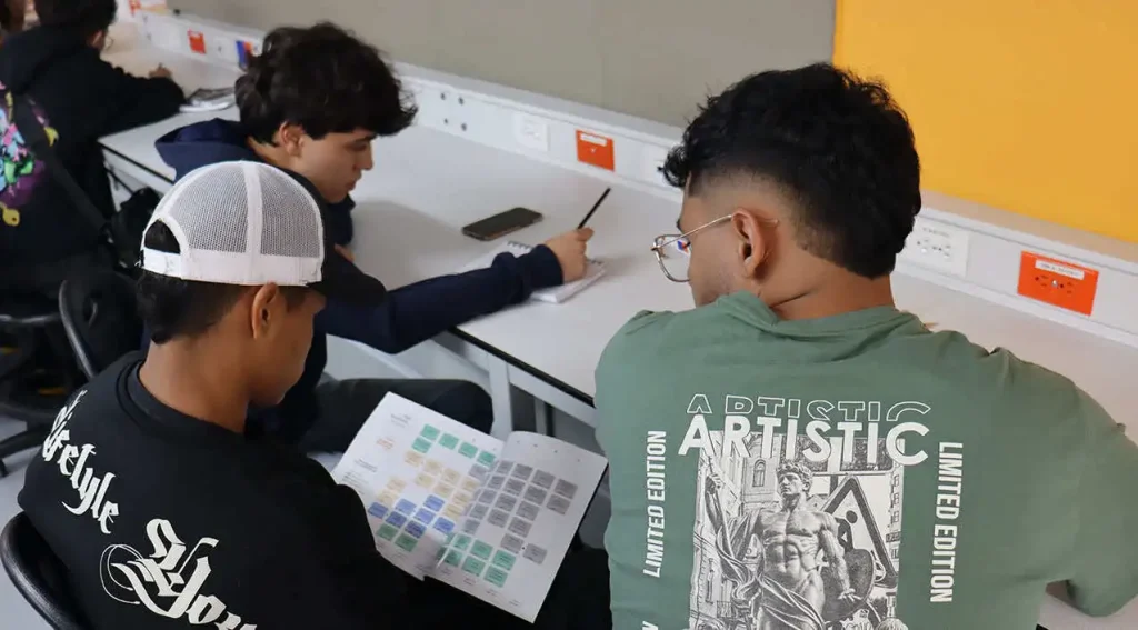 Estudiantes de la Universidad de América trabajando en aprendizaje colaborativo en aula universitaria