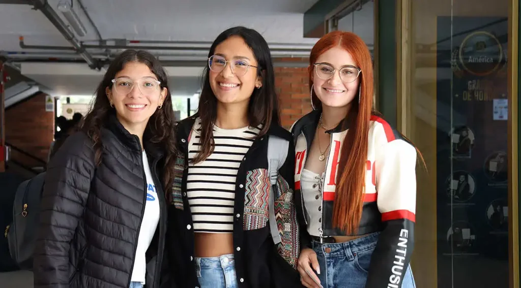 Estudiantes de la Universidad de América compartiendo en el campus universitario