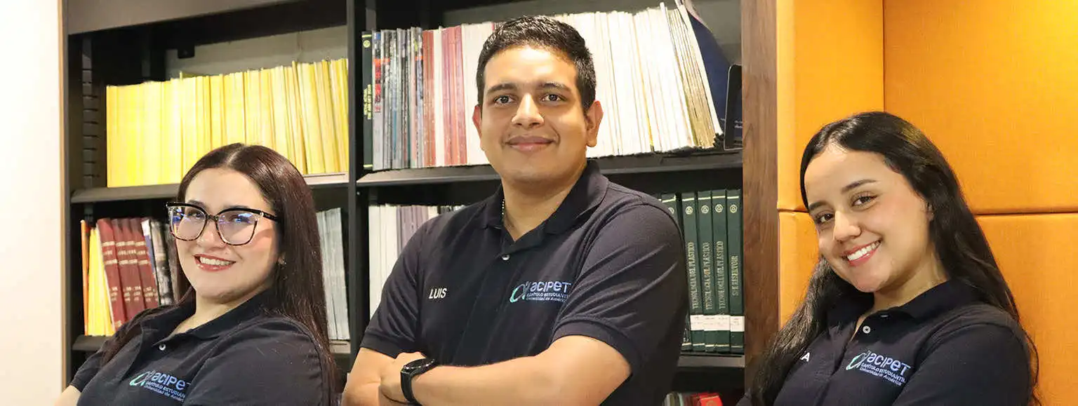 Capítulo Estudiantil ACIPET Universidad de América: equipo en la biblioteca del campus.