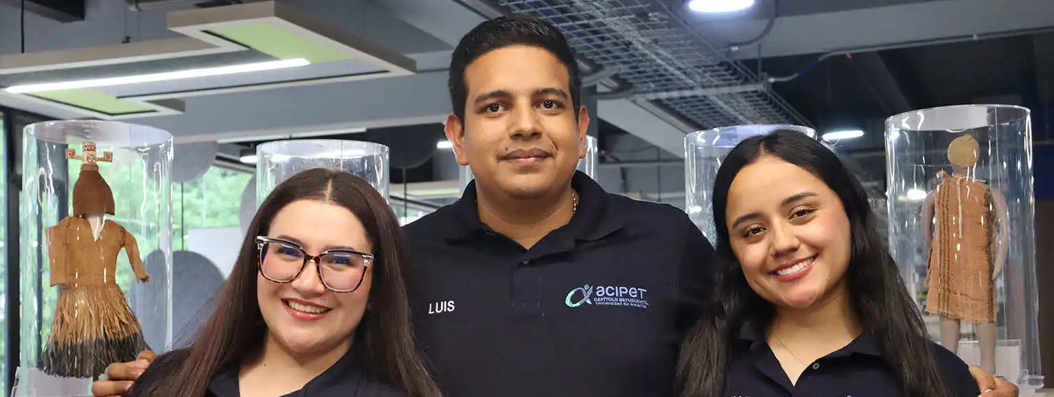 Capítulo Estudiantil ACIPET Universidad de América: integrantes del equipo en el campus.