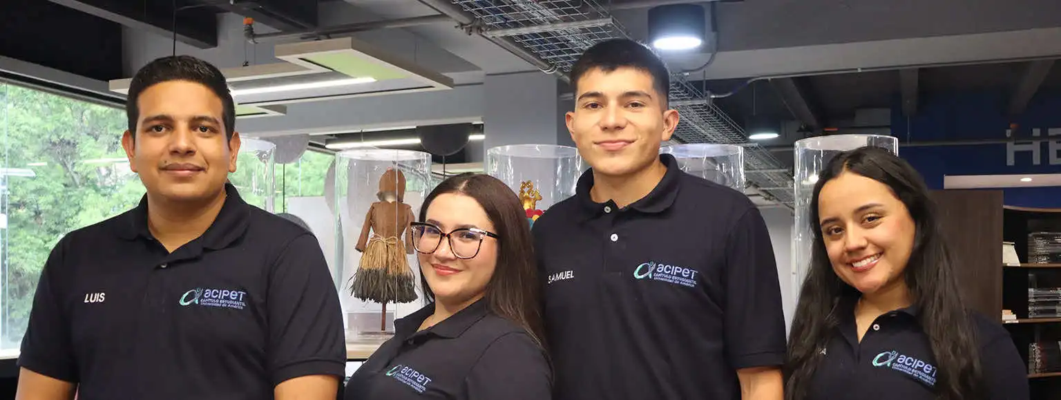 Capítulo Estudiantil ACIPET Universidad de América: equipo del capítulo en el campus (exterior).