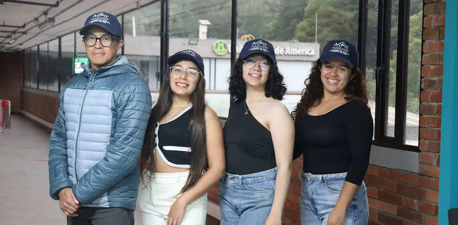 Capítulo Estudiantil ASME Universidad de América: integrantes del capítulo en el campus (interior).