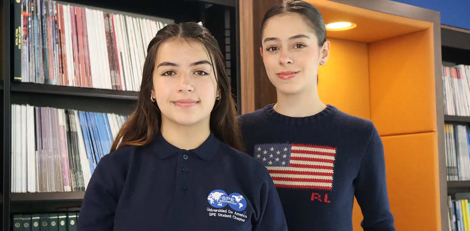 Capítulo Estudiantil SPE Universidad de América: integrantes del capítulo en un entorno académico (biblioteca).